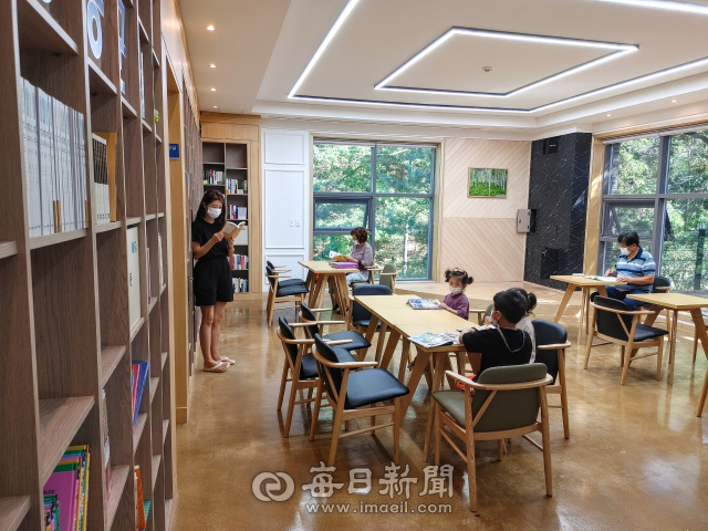 청송자연휴양림 내에 숲속 도서관에 방문한 주민과 관광객의 모습. 매일신문DB