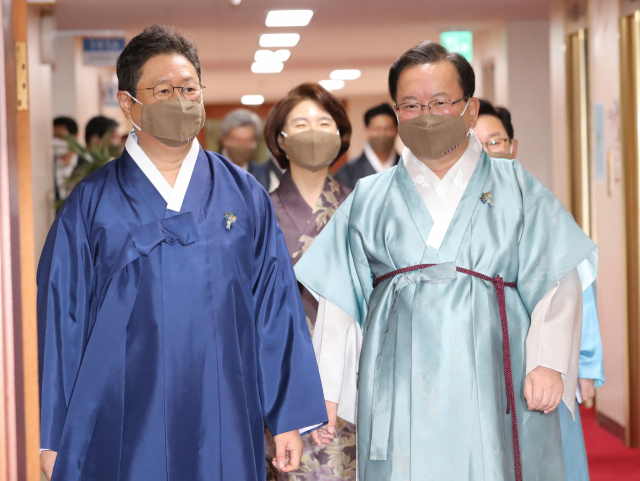 김부겸 국무총리(오른쪽)와 황희 문화체육관광부 장관이 12일 정부서울청사에서 열린 국무회의에 한복을 입고 참석하고 있다. 연합뉴스