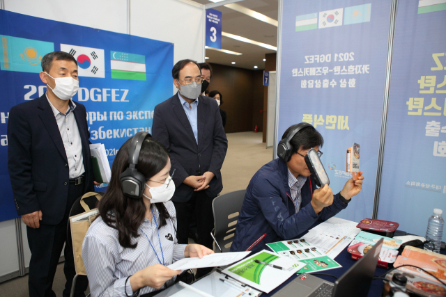 대경경자청 입주기업이 카자흐·우즈벡 바이어와 화상 수출상담회를 진행하고 있다. 대경경자청 제공