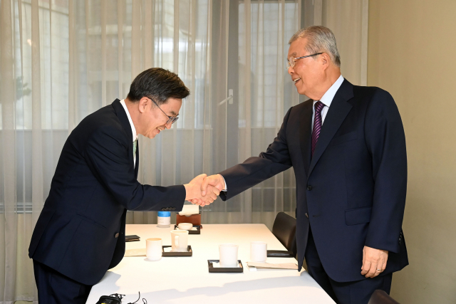 최근 대선 출마를 선언한 김동연 전 경제부총리와 김종인 전 국민의힘 비상대책위원장이 12일 오전 서울 중구 한 식당에서 조찬 회동에 앞서 악수하고 있다. 연합뉴스