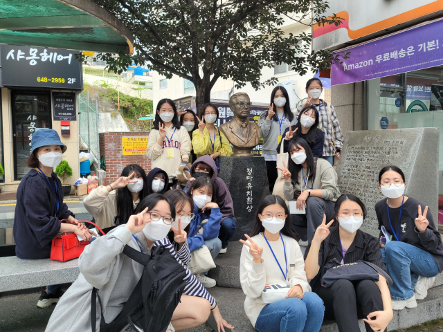 최근 통영 문학기행에 나선 대구 동문고 학생들이 청마 유치환 동상 앞에서 기념사진을 찍고 있다. 동문고 제공