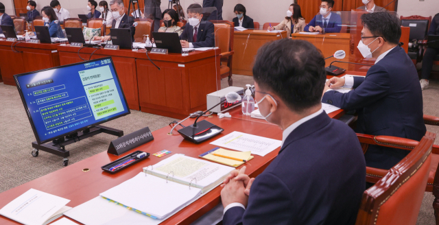김진욱 공수처장(오른쪽)이 12일 오후 서울 여의도 국회에서 열린 법제사법위원회의 고위공직자범죄수사처에 대한 국정감사에서 윤석열 전 검찰총장의 