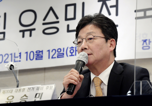국민의힘 유승민 대선 경선 후보가 12일 오후 서울 중구 한국프레스센터에서 열린 한국기자협회 초청 토론회에서 질의에 답하고 있다. 연합뉴스