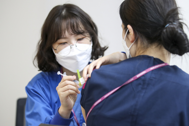 코로나19 백신 중 얀센을 맞은 접종자는 부스터샷으로 모더나 백신을 맞는 것이 가장 효과가 좋다는 주장이 제기됐다. 12일 오후 서울 국립중앙의료원 중앙예방접종센터에서 의료진 등 병원 종사자들이 코로나19 고위험군을 보호하기 위해 백신 접종 완료자에게 추가 접종하는 