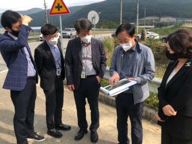 군위군, 경북도교육청, 군위교육청, 효령고 관계자들이 지난 8일 항공특성화고등학교 예정 부지인 군위군 효령면 마시리 일대를 둘러보고 있다. 군위군 제공