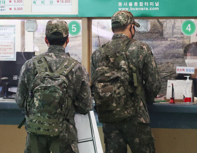 육군 이등병부터 4성 장군까지 같은 옷과 신발을 신게 될 전망이다. 육군이 운동복과 전투화 등 피복류 단일화를 추진키로 했다. 3일 오후 서울 광진구 동서울터미널에서 군인들이 표를 구매하고 있다. 연합뉴스