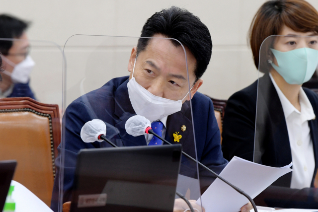 고영인 더불어민주당 의원이 13일 오전 서울 국회에서 열린 보건복지위원회의 국민연금공단에 대한 국정감사에서 김용진 국민연금공단 이사장에게 질의하고 있다. 연합뉴스