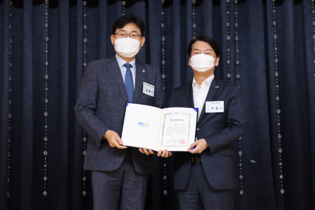 대구시의사회는 이날 지난해 3월 감염의 위험을 무릅쓰고 대구로 내려와 봉사에 나섰던 안철수 대표에게 대구시의사회 명예회원증과 함께 감사패를 전달했다. 대구시의사회 제공