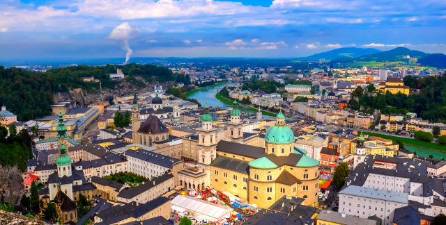 오스트리아의 잘츠부르크는 알프스의 경치와 화려한 건축술의 독특한 조합으로 세계에서 아름다운 도시 가운데 하나로 알려져 있다.