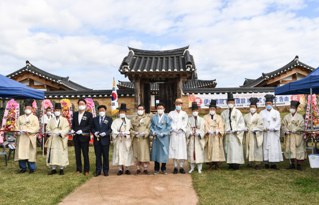 이철우 경북도지사와 장욱현 영주시장, 지역 기관단체장, 유림단체 회원 등이 참석한 가운데 이산서원 이건복설 준공식을 갖고 있다. 영주시 제공