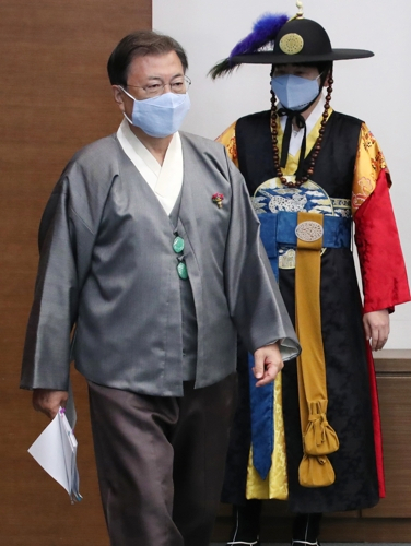 문재인 대통령이 12일 오전 청와대 여민관 영상회의실에서 열린 국무회의에 가을 한복문화주간을 맞아 한복을 입고 참석하고 있다. 문 대통령과 참석자들은 가을 한복문화주간을 맞아 한복을 입고 국무회의에 참석했다. 오른쪽은 탁현민 의전비서관. 연합뉴스
