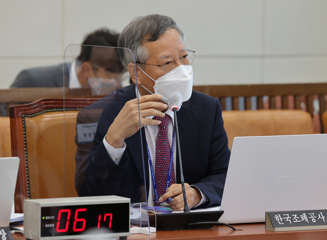 반장식 한국조폐공사 사장이 13일 서울 여의도 국회에서 열린 기획재정위원회의 한국수출입은행, 한국조폐공사 등에 대한 국정감사에서 질의에 답변하고 있다. 연합뉴스