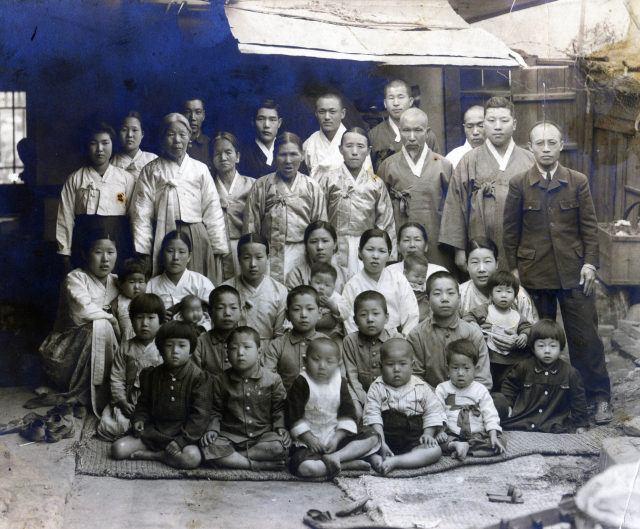1948년 대구 중구 자택에서 정규만(뒷줄 오른쪽 두번째) 장로의 일가들이 한곳에 모여 찍은 단체 사진. 가족제공.