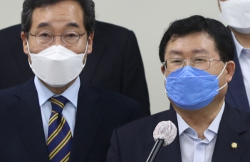 설훈 이낙연 캠프 선대위원장(오른쪽). 왼쪽은 이낙연 전 더불어민주당 대표. 연합뉴스