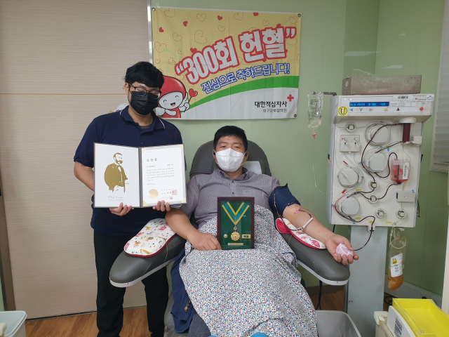 경북 구미 사곡고 지용기(오른쪽) 교사가 300회째 헌혈을 하고 있다. 사곡고 제공