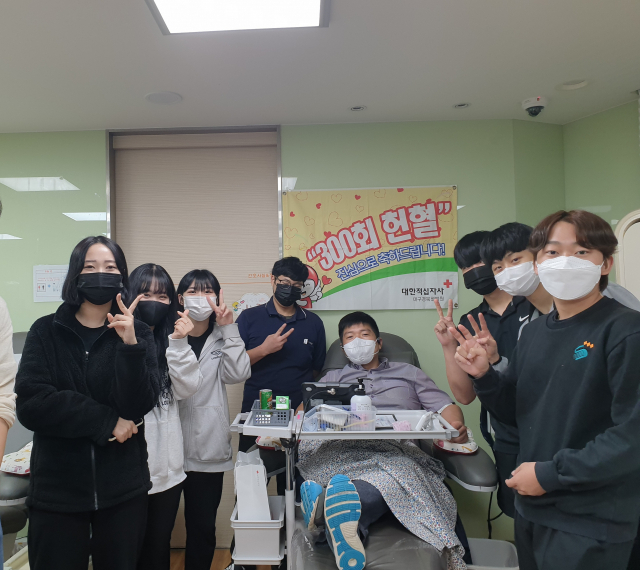 경북 구미 사곡고 지용기(가운데) 교사가 300회째 헌혈을 하고 있다. 사곡고 제공