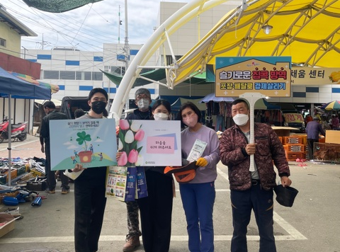 성주군보건소 관계자들이 성주전통시장에서 자살예방 캠페인을 하고 있다. 성주군 제공