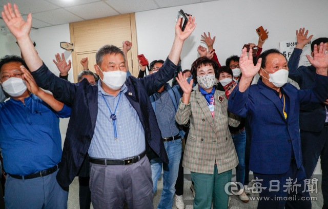 14일 경북도의회 본회의장에서 군위군 대구 편입이 찬성으로 결론 나자 방청석에 있던 군위군 주민들이 환호하고 있다. 이날 경북도의회는 '경상북도 관할구역 변경(안)에 대한 의견제시의 건'에 대해 찬반투표를 진행해 재적의원 59명 중 찬성 36표, 반대 22표, 기권 1표로 '군위 대구 편입'에 대해 찬성을 의결했다. 우태욱 기자 woo@imaeil.com