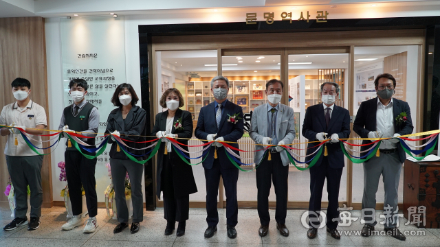 학교법인 문명교육재단은 14일 문명중·고등학교 설립자인 홍영기 전 이사장의 업적을 기리는 문명역사관 개관했다. 홍택정 이사장 등 관계자들이 개관 테이프를 자르는 모습. 김진만 기자