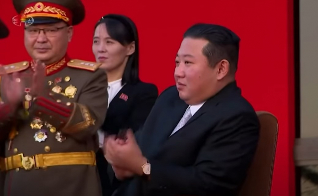 북한이 11일 개최한 국방발전전람회 '자위-2021' 개막식 행사에서 김정은 북한 국무위원장이 병사들의 무예를 보고 박수를 치고 있다. 가디언 방송 캡쳐
