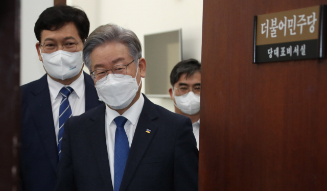 더불어민주당 대선후보인 이재명 경기도지사가 13일 서울 여의도 국회에서 열린 대선후보·당대표·상임고문단 간담회에 참석한 뒤 당대표실을 나서고 있다. 연합뉴스