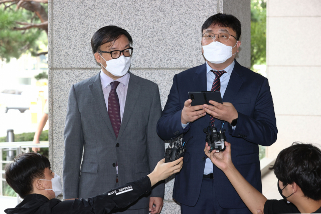 14일 오전 서울 양천구 서울남부지방법원 앞에서 더불어민주당 이낙연 전 대표 지지자들이 이재명 대선후보 결정에 대한 효력정지 가처분 신청을 하기에 앞서 기자회견을 하고 있다. 연합뉴스