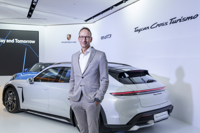 포르쉐코리아가 14일 '타이칸 크로스 투리스모'와 신형 '911 GT3'을 국내 공식 출시했다. 사진은 신차 앞에서 기념 촬영하는 홀가 게어만 대표. 연합뉴스