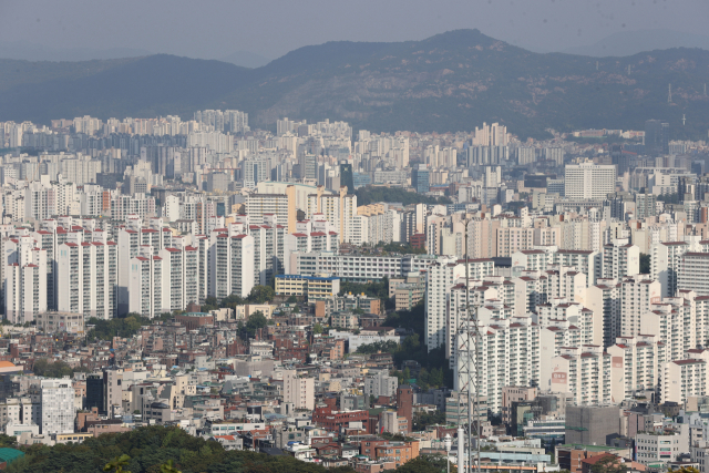 14일 오후 서울 남산에서 바라본 서울 시내 아파트. 연합뉴스