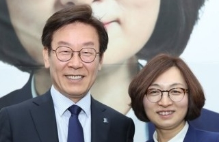 제7회 지방선거 당시였던 2018년 5월 4일 은수미 더불어민주당 성남시장 예비후보 사무소를 방문해 사진을 찍은 이재명 당시 더불어민주당 경기도지사 예비후보(왼쪽)와 은수미 예비후보. 이어 두 사람 모두 경기도지사와 성남시장에 각각 당선됐다. 연합뉴스
