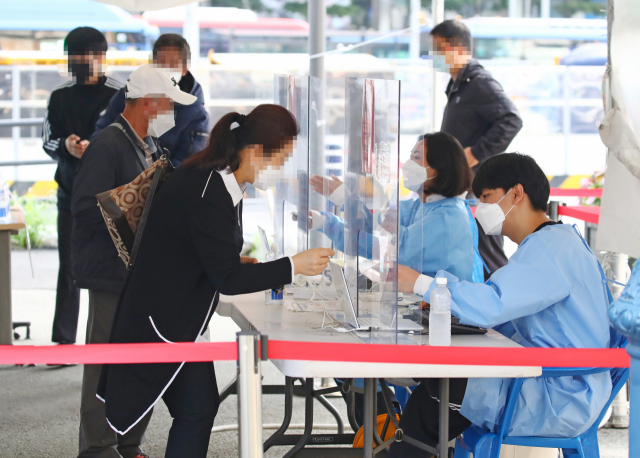 14일 오전 서울역 광장에 마련된 코로나19 임시선별검사소를 찾은 시민들이 검체 검사를 위해 대기하고 있다. 한편 중앙방역대책본부에 따르면 이날 0시 기준 신규확진자수는 1천940명으로 집계돼 지난 7월 7일부터 100일 연속 네 자릿수를 이어갔다. 연합뉴스