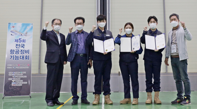 제5회 전국 항공정비기능대회에 첫 출전해 두각을 나타낸 구미대 항공정비학부 학생들과 교수들이 기념촬영을 하고 있다. 구미대 제공