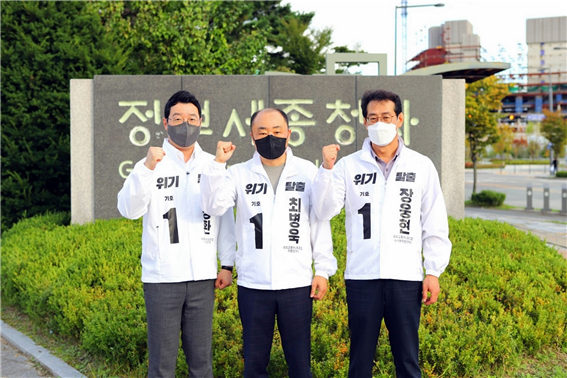 국토부 노조위원장으로 첫 3연임에 성공한 포항 출신의 최병욱 위원장(가운데). 국토부 노조 제공.