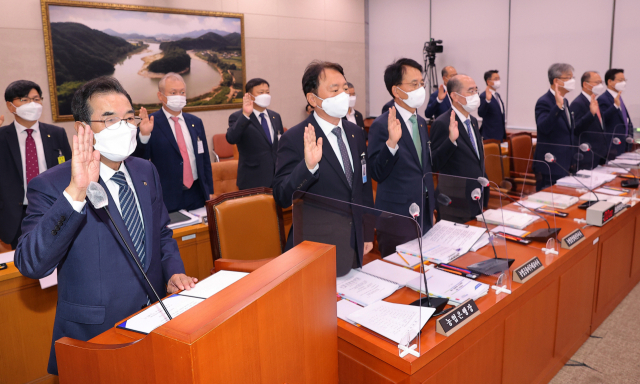 이성희 농협중앙회장(왼쪽) 등 피감기관장들이 15일 오전 서울 여의도 국회에서 열린 농림축산식품해양수산위원회의 농협중앙회, 농협경제지주, 농협금융지주, 농협은행 등에 대한 국정감사에서 증인선서를 하고 있다. 이성희 농업협동조합중앙회장(왼쪽부터), 정영채 NH투자증권 대표이사, 권준학 NH농협은행장, 손병환 농협금융지주 회장, 유찬형 농협중앙회 전무이사, 장철훈 농협경제지주 농업경제대표이사, 김태환 농협경제지주 축산경제대표이사, 이재식 농협 상호금융대표이사. 연합뉴스