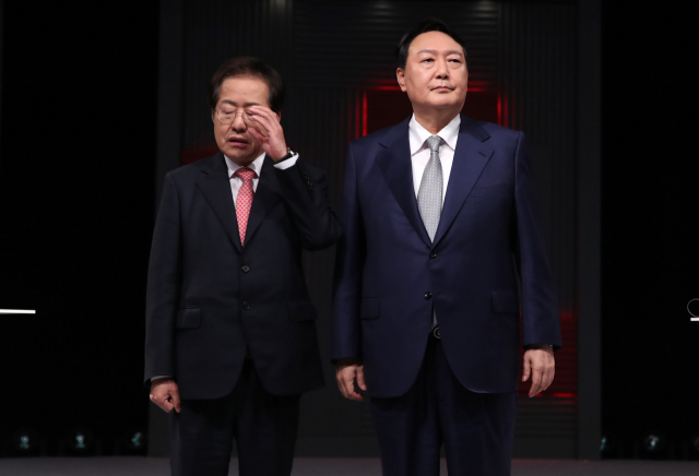 국민의힘 윤석열 전 검찰총장(오른쪽)과 홍준표 의원이 15일 저녁 서울 마포구 상암동 MBC 사옥에서 열린 