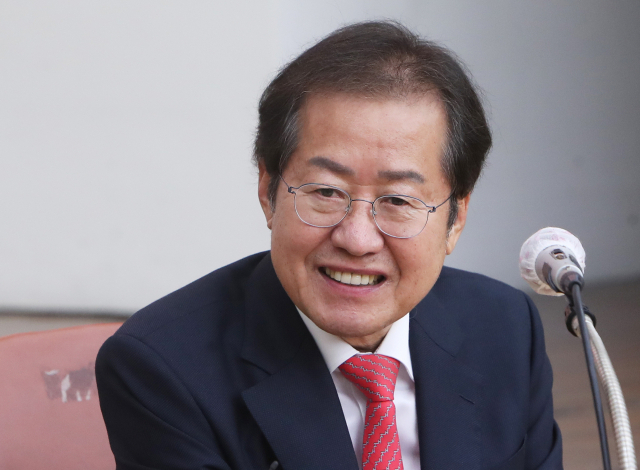 국민의힘 홍준표 대선 경선 후보가 16일 오전 경기도 수원시 국민의힘 경기도당에서 열린 수원 지역 당원 간담회에서 미소를 짓고 있다. 연합뉴스