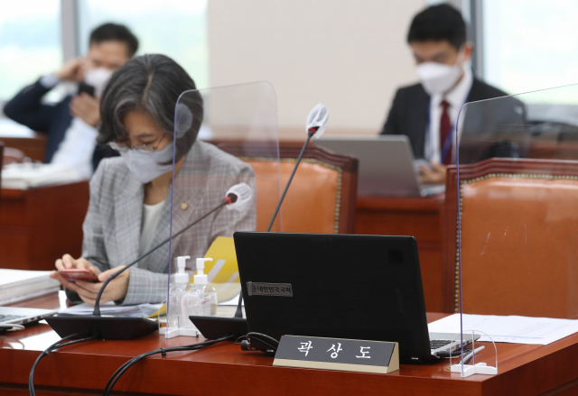 지난 5일 오전 서울 여의도 국회에서 열린 교육위원회의 국가평생교육진흥원, 한국학중앙연구원 등에 대한 국정감사에서 의원직 사퇴를 선언한 무소속 곽상도 의원의 자리가 비어 있다. 연합뉴스