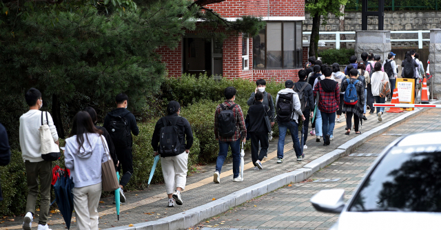 지난해 지방공무원 7급 공채 등 필기시험을 치르고 대구 한 고등학교에서 수험생들이 고사장을 나오고 있다. 매일신문 DB