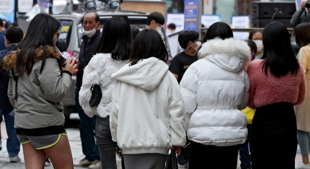 기온이 큰폭으로 떨어지며 대구경북에 한파 주의보가 내린 지난 16일 오후 대구 중구 동성로에서 시민들이 두꺼운 옷차림으로 발걸음을 옮기고 있다. 매일신문DB