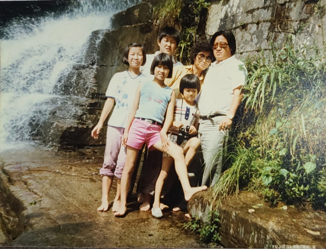 1980년 충주 수안보 한 계곡으로 여행을 떠난 아빠 박창수(맨 오른쪽) 씨와 박진희(앞줄 왼쪽 두번째) 씨 가족의 여행 기념 사진. 가족제공.