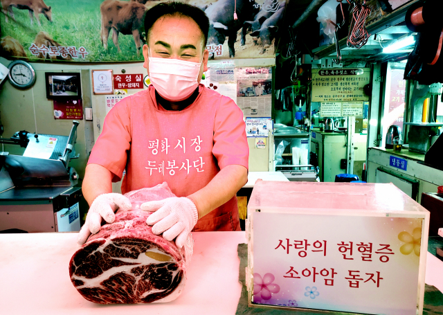 대구 동구 평화시장내 새댁식육점 대표 이태원(58) 씨는 헌혈증 1장을 가져가면 한 근(600g)의 돼지고기를 주는 등 소아암 환자 돕기에 나서고 있다.이통원 기자. tong@imaeil.com