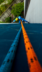 로프접근기술 전문가 박동렬(자일프로 대표) 씨가 대구 북구 한 고층아파트에서 작업줄과 구명줄(보조줄)을 갖춘 자일로프에 몸을 싣고 외벽 보수공사를 하고 있다. 오랫동안 달비계를 단 밧줄(PP로프)을 타다 3년 전 더 안전한 자일로프로로 전향해 레벨1 자격증을 땄지만 정작 안전지침에는 자일로프가 빠져있다. 김태형 선임기자 thk@imaeil.com