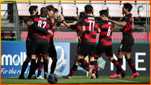 포항스틸러스 선수들이 17일 전주월드컵경기장에서 열린 2021 ACL 8강 단판 경기에서 나고야를 3대0으로 완승을 거둬 12년만에 ACL 4강 진출을 결정짓고 기뻐하고 있다. AFC 제공