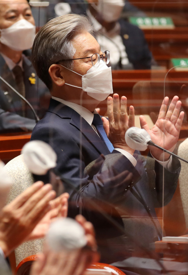 이재명 대선 후보가 15일 오전 서울 국회에서 열린 더불어민주당 의원총회에 참석, 송영길 당대표의 발언에 박수를 치고 있다. 연합뉴스
