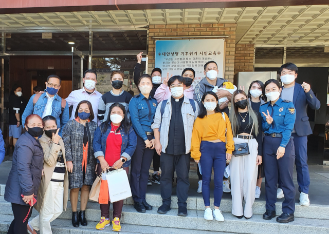 대구 중부경찰서(서장 시진곤)은 17일 관내 외국인들을 위해 코로나19 예방 홍보활동을 펼쳤다. 대구 중부경찰서 제공