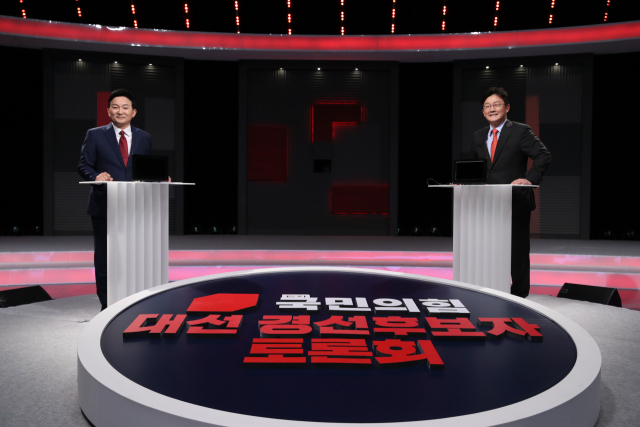 국민의힘 유승민 전 의원(오른쪽)과 원희룡 전 제주지사가 15일 저녁 서울 마포구 상암동 MBC 사옥에서 열린 