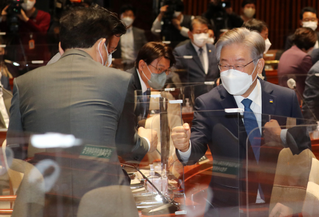이재명 대선 후보가 15일 오전 서울 국회에서 열린 더불어민주당 의원총회에 참석해 의원들과 인사하고 있다. 연합뉴스