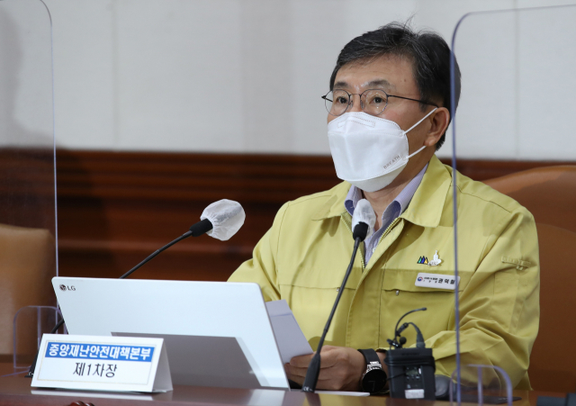 권덕철 중앙재난안전대책본부 1차장(보건복지부 장관)이 17일 오후 정부서울청사에서 열린 신종 코로나바이러스 감염증(코로나19) 대응 중앙재난안전대책본부 회의를 주재하며 발언하고 있다. 연합뉴스
