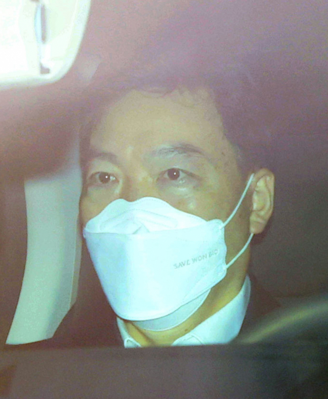 김오수 검찰총장이 임명되기 전 성남시 고문변호사를 맡았던 사실을 인사청문회에서 숨겼다는 지적이 제기됐다. 김 총장이 5일 오전 서울 서초구 대검찰청으로 출근하고 있다. 연합뉴스