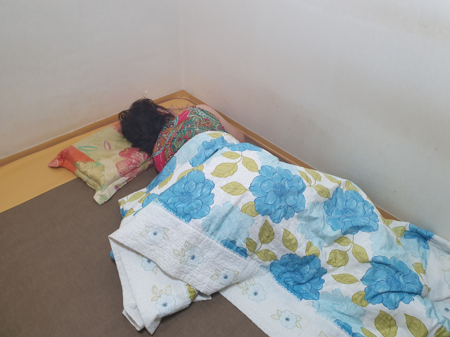 아들이 잠시 집을 비운 사이 엄마 한주원(가명‧57) 씨가 방 안에 누워있다. 배주현 기자