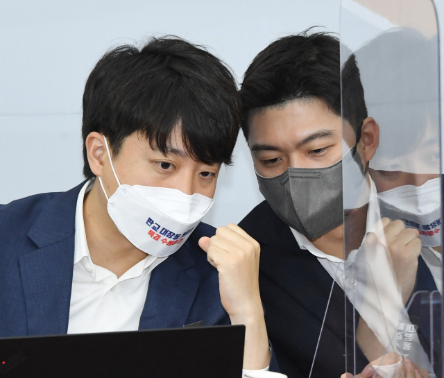 국민의힘 이준석 대표(왼쪽)와 김용태 최고위원이 지난 18일 오전 국회에서 열린 최고위원회의에서 대화하고 있다. 연합뉴스